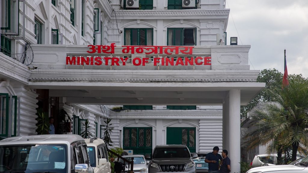 विशिष्ट पदाधिकारी तथा कर्मचारीले पाउने इन्धन सुविधा कटौती