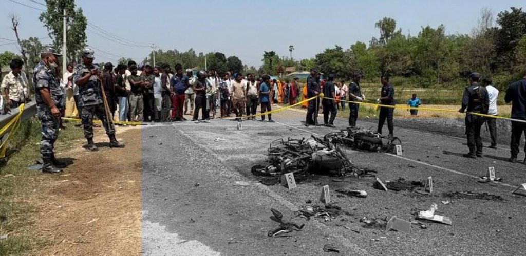 <p>महोत्तरीमा दुई मोटरसाइकल आपसमा ठोकिँदा आगलागी भई तीन जना विद्यार्थीको जलेर मृत्यु भएको छ । उक्त दुर्घटनामा थप तीन जना विद्यार्थी गम्भीर घाइते भएकाे प्रहरीले जनाएकाे छ । मृतक तथा घाइतेको हालसम्म पहिचान खुल्न नसकेको महोत्तरीका प्रहरी प्रवक्ता तथा प्रहरी नायब उपरीक्षक शैलेन्द्र कुमार भट्टले जानकारी दिए । जलेश्वर–बर्दिबास सडकखण्डअन्तर्गत एकडारा गाउँपालिका–५ स्थित बथनाहा गाउँमा…</p>
