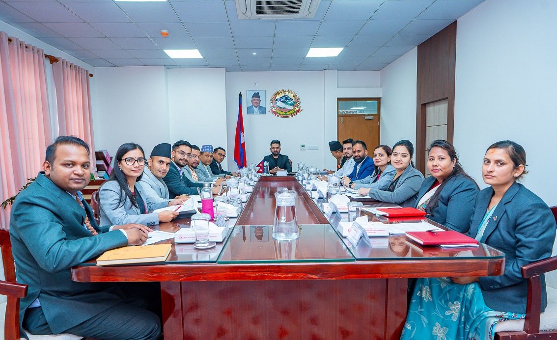 <p>प्रधानमन्त्री बालेन शाहले मन्त्रिपरिषद् बैठक बोलाएका छन् । प्रधानमन्त्री तथा मन्त्रिपरिषद्को कार्यालय सिंहदरबारमा दिउँसो १ बजे बस्ने गरी बैठक बोलाइएको हो । बैठकमा सरकारका नियमित काम कारबाही र मन्त्रीहरूको भूमिकाबारे छलफल हुने बताइएको छ ।</p>
