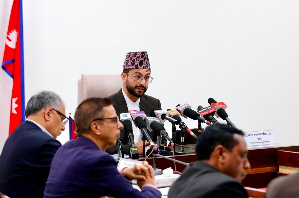 <p>सरकारले आज सय दिने उपलब्धि सार्वजनिक गरेको छ । प्रधानमन्त्री तथा मन्त्री परिषद् कार्यालयमा आज शनिबार पत्रकार सम्मेलन गरी सरकारले गरेका कामहरूको समीक्षा सहित सय दिनमा भएका उपलब्धिहरू सार्वजनिक गरिएको हो । सरकारले सय दिनभित्र ६६६ बिचौलियालाई नियन्त्रणमा लिएको सरकारका प्रवक्ता सस्मित पोखरेलले बताए । उनले सम्पत्ति छानबिन आयोगमा ११ हजार उजुरी प्राप्त भएको बताए…</p>
